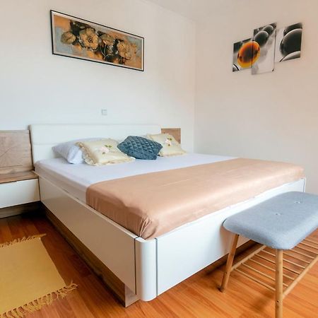 Apartmani Ivan Lopar Exterior photo